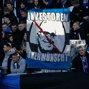 HSV-Fans protestieren mit einem Banner gegen Investoren