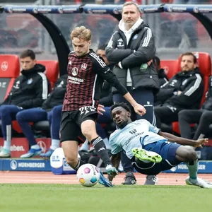 Bakery Jatta (HSV) gegen Tim Handwerker (1. FC Nürnberg)