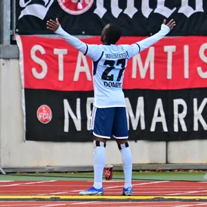 Jean-Luc Dompe feiert vor den Nürnberger Fans