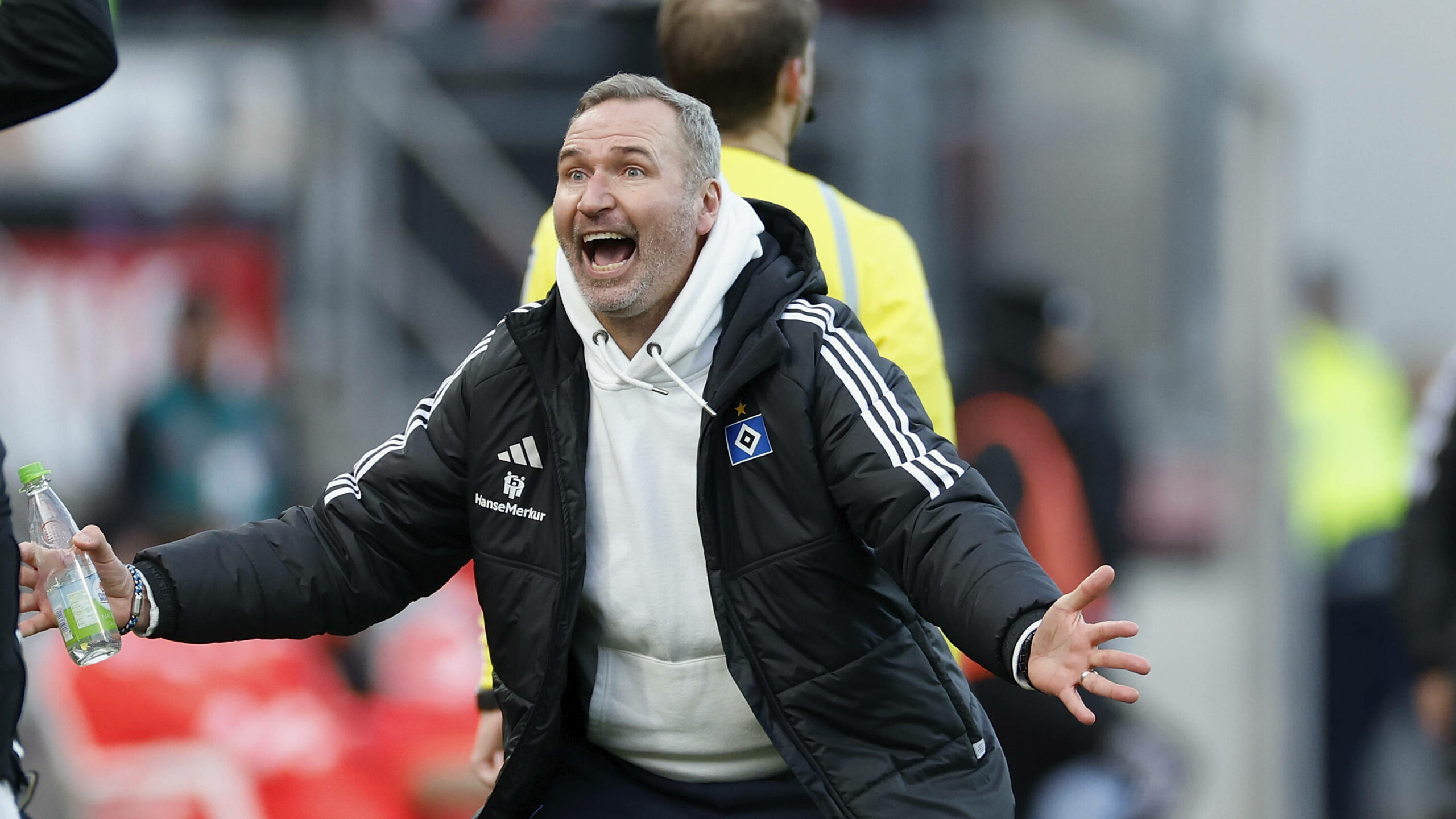 HSV-Trainer Tim Walter jubelt nach dem Tor zum 2:0