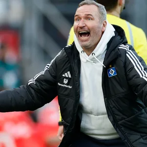 HSV-Trainer Tim Walter jubelt nach dem Tor zum 2:0