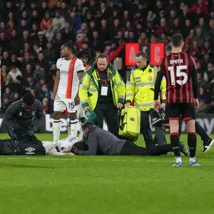 Tom Lockyer am Boden, um ihn herum Sanitäter und Spieler