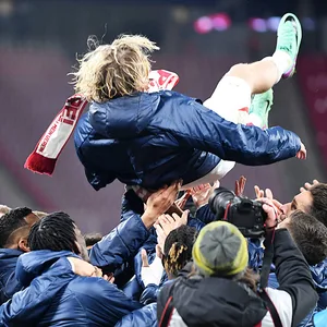 Die Mitspieler von Emil Forsberg werfen ihn in die Luft