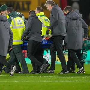 Tom Lockyer wird von Sanitätern vom Spielfeld getragen