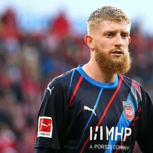 Jan-Niklas Beste mit konzentriertem Blick im Spiel.