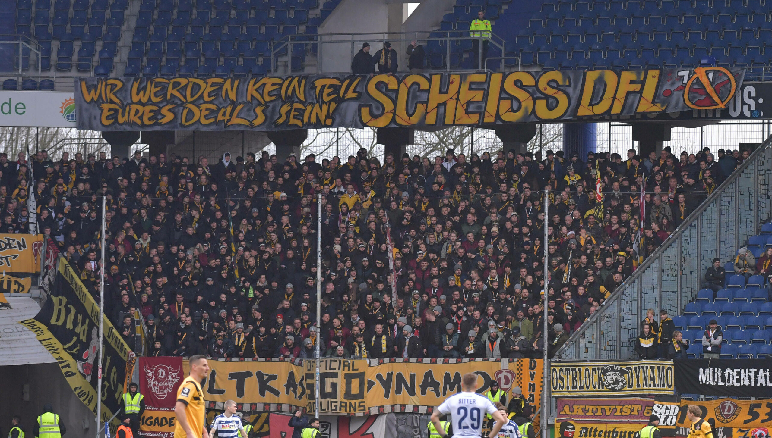 Dresden-Fans unter „Scheiss DFL“-Plakat
