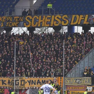 Dresden-Fans unter „Scheiss DFL“-Plakat
