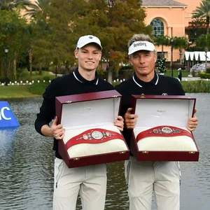 Jason Langer (l.) und Bernhard Langer (r.) mit der Trophäe