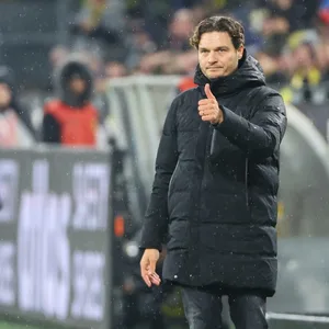 Edin Terzic streckt den Daumen nach oben.