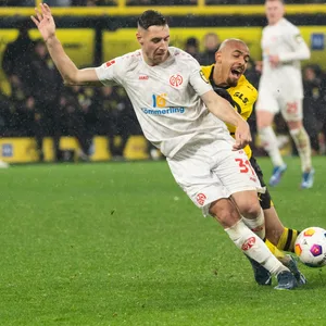 Donyell Malen im Zweikampf mit Dominik Kohr.