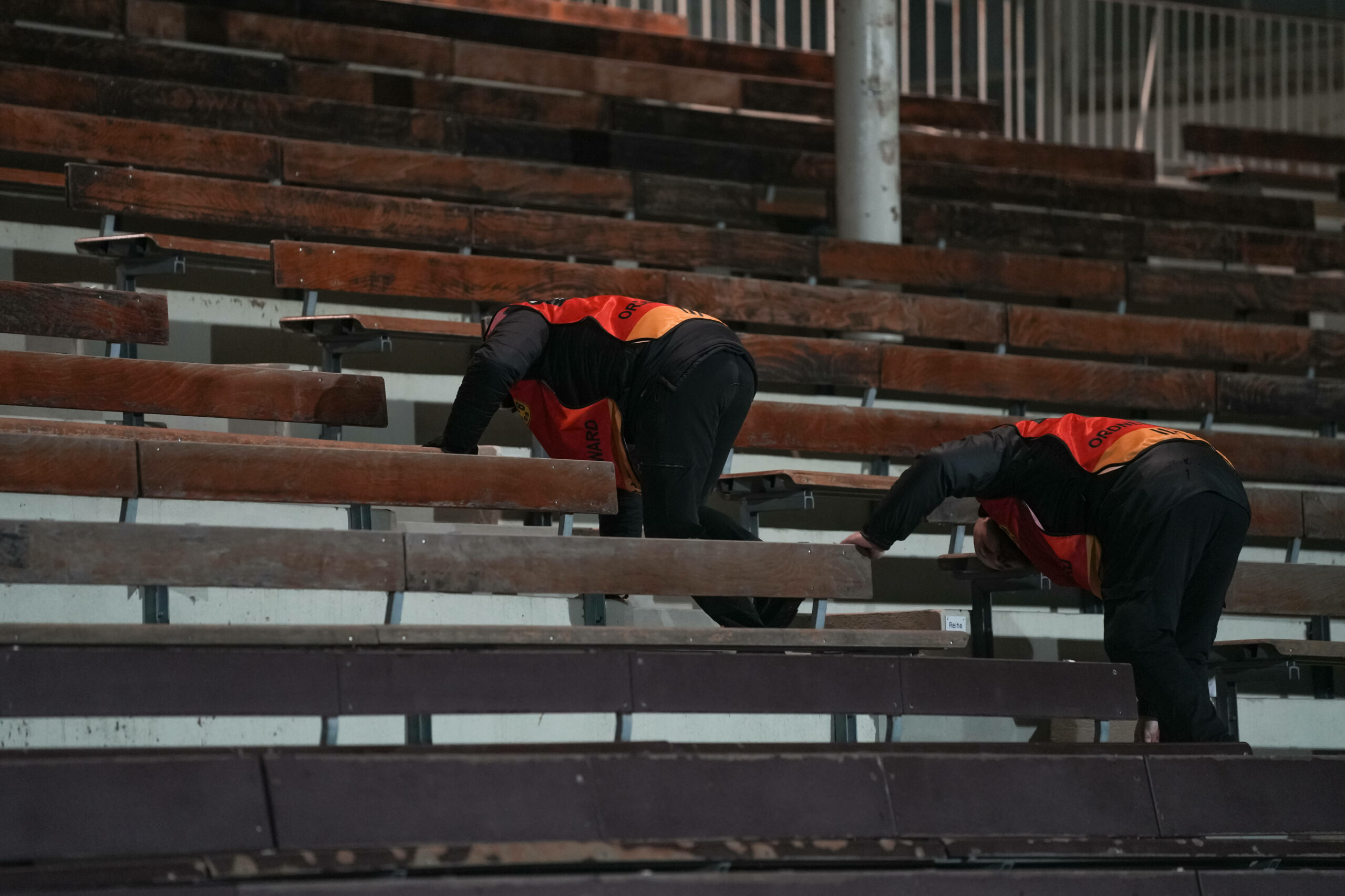 Ordner durchsuchen die Reihen im Stadion Rote Erde nach weiteren verdächtigen Gegenständen