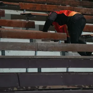 Ordner durchsuchen die Reihen im Stadion Rote Erde nach weiteren verdächtigen Gegenständen