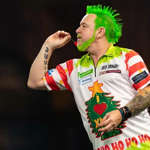 Peter Wright wirft einen Dart.