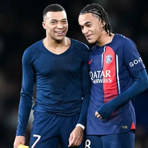 Kylian Mbappé und Ethan Mbappé freuen sich