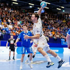 Hamburgs Dani Baijens beim Torwurf