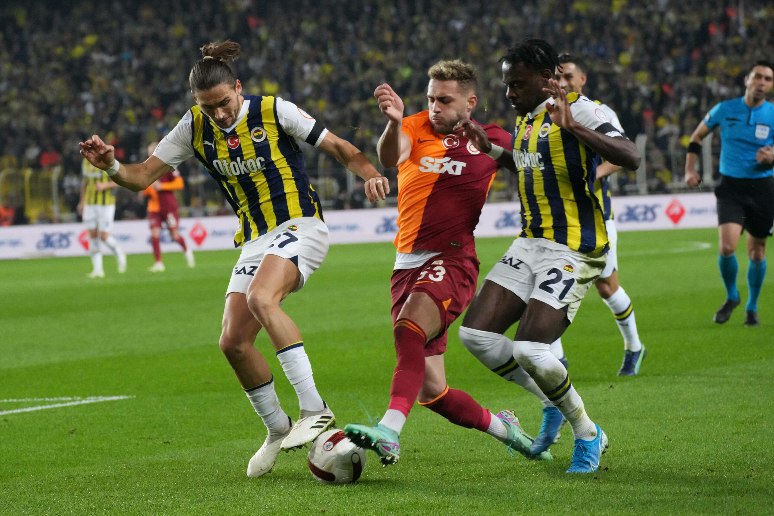 Spieler von Fenerbahce und Galatasaray Istanbul im Duell um den Ball