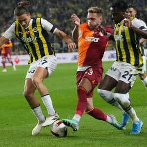 Spieler von Fenerbahce und Galatasaray Istanbul im Duell um den Ball