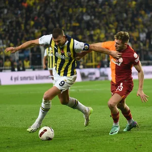 Edin Dzeko und Baris Alper Yilmaz im Zweikampf