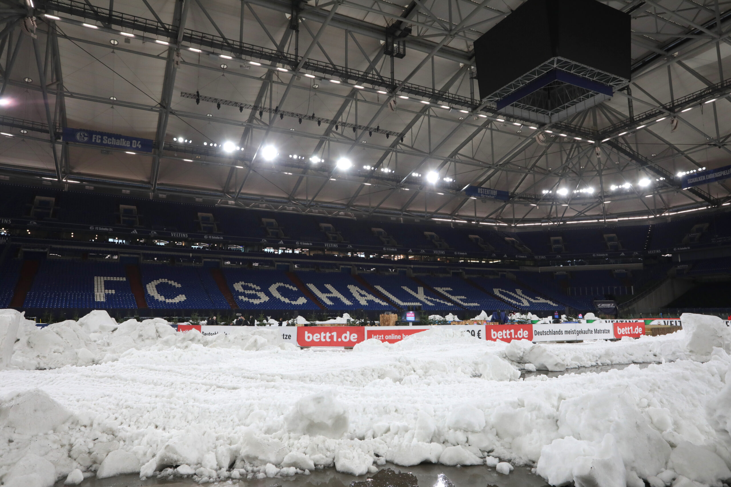 Schnee im Stadion des FC Schalke 04 für Biathlon