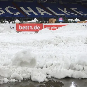 Schnee im Stadion des FC Schalke 04 für Biathlon