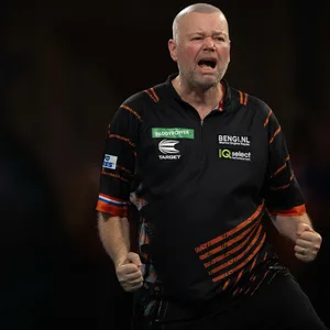 Raymond van Barneveld jubelt