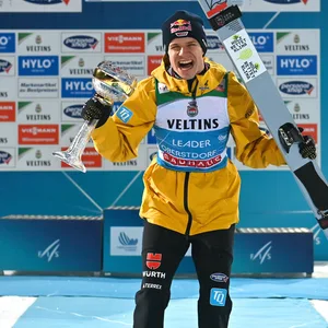 Andreas Wellinger mit der Throphäe des Auftaktspringens