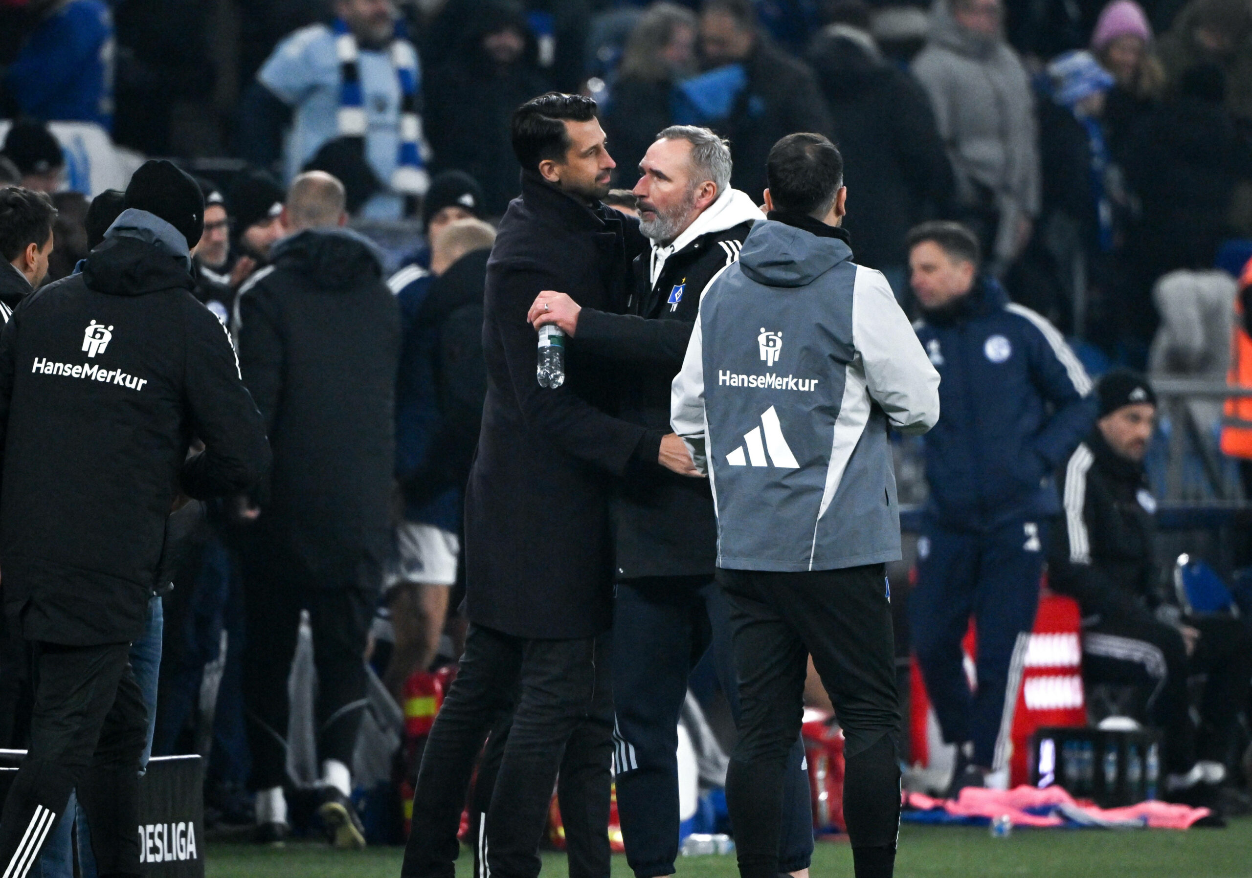 Tim Walter und Jonas Boldt umarmen sich nach dem HSV-Sieg gegen Schalke