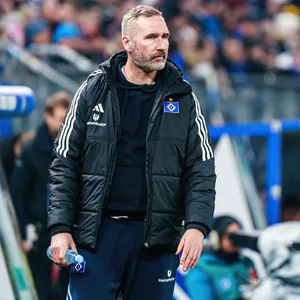Tim Walter guckt zu seiner Zeit als HSV-Trainer skeptisch.