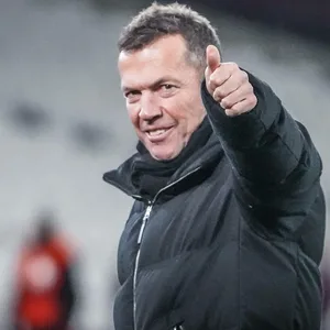 Lothar Matthäus hebt den Daumen