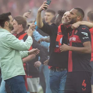 Jonathan Tah feiert mit Leverkusen-Fans die Meisterschaft