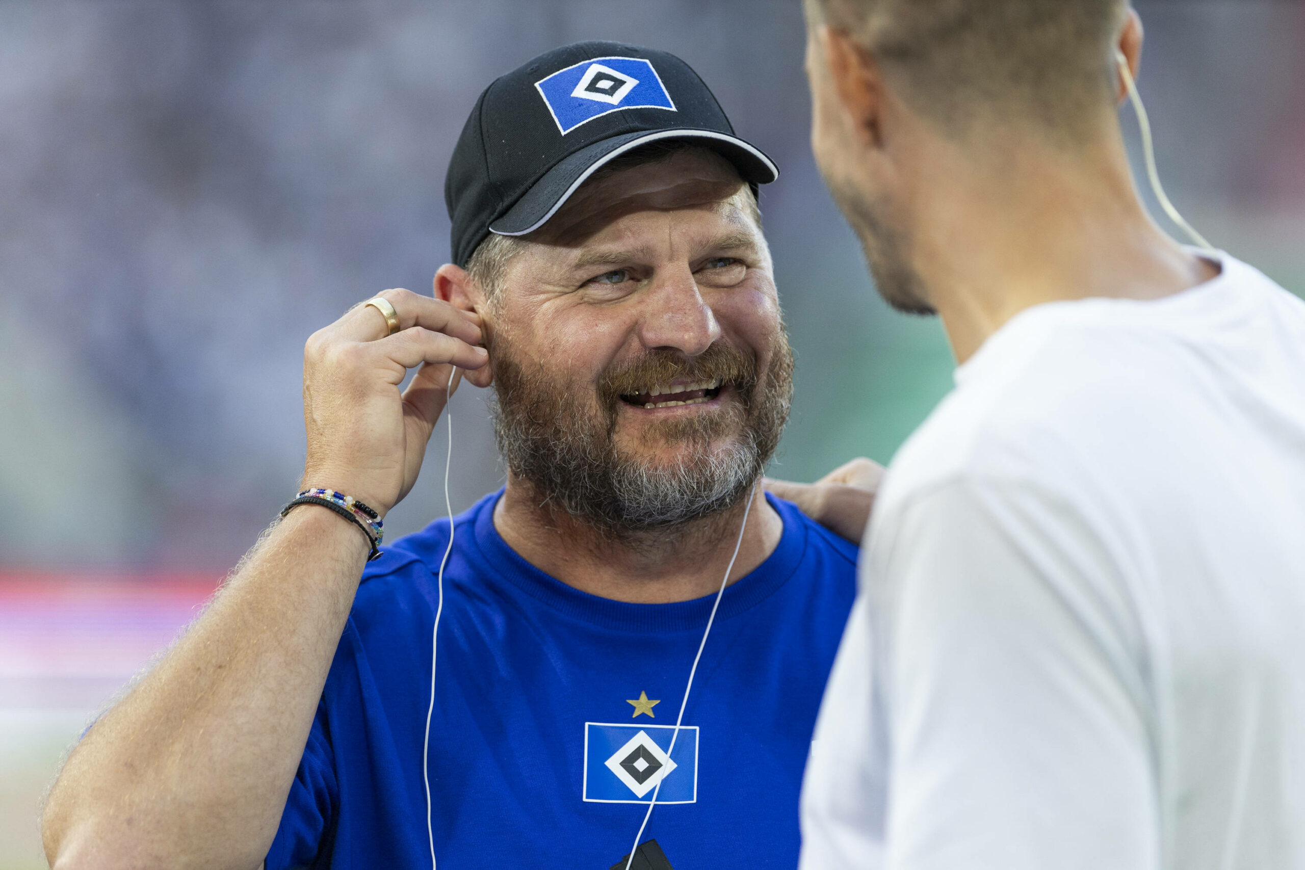 HSV-Trainer Steffen Baumgart guckt Sky-Experte Simon Terodde lächelnd an