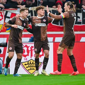 Johannes Eggestein bejubelt sein Tor für St. Pauli in Stuttgart