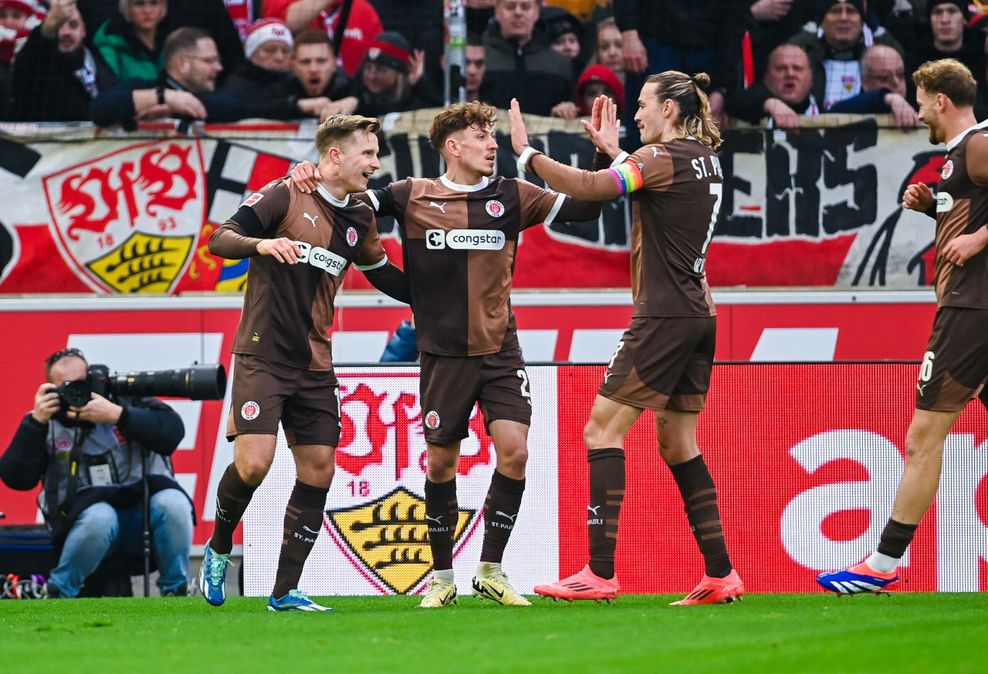 Johannes Eggestein bejubelt sein Tor für St. Pauli in Stuttgart