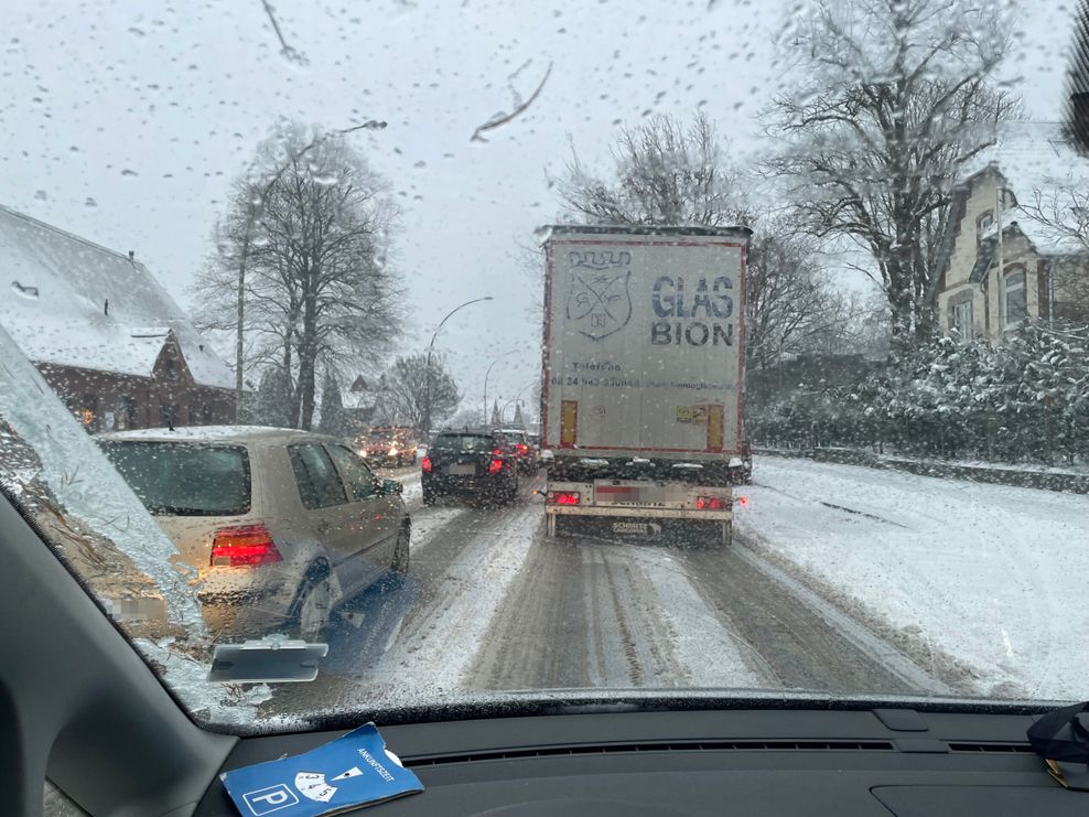 Stau auf der B73 in Neugraben-Fischbek.  Starker Schneefall bringt den Verkehr in der Hauptverkehrszeit teilweise zum Erliegen.