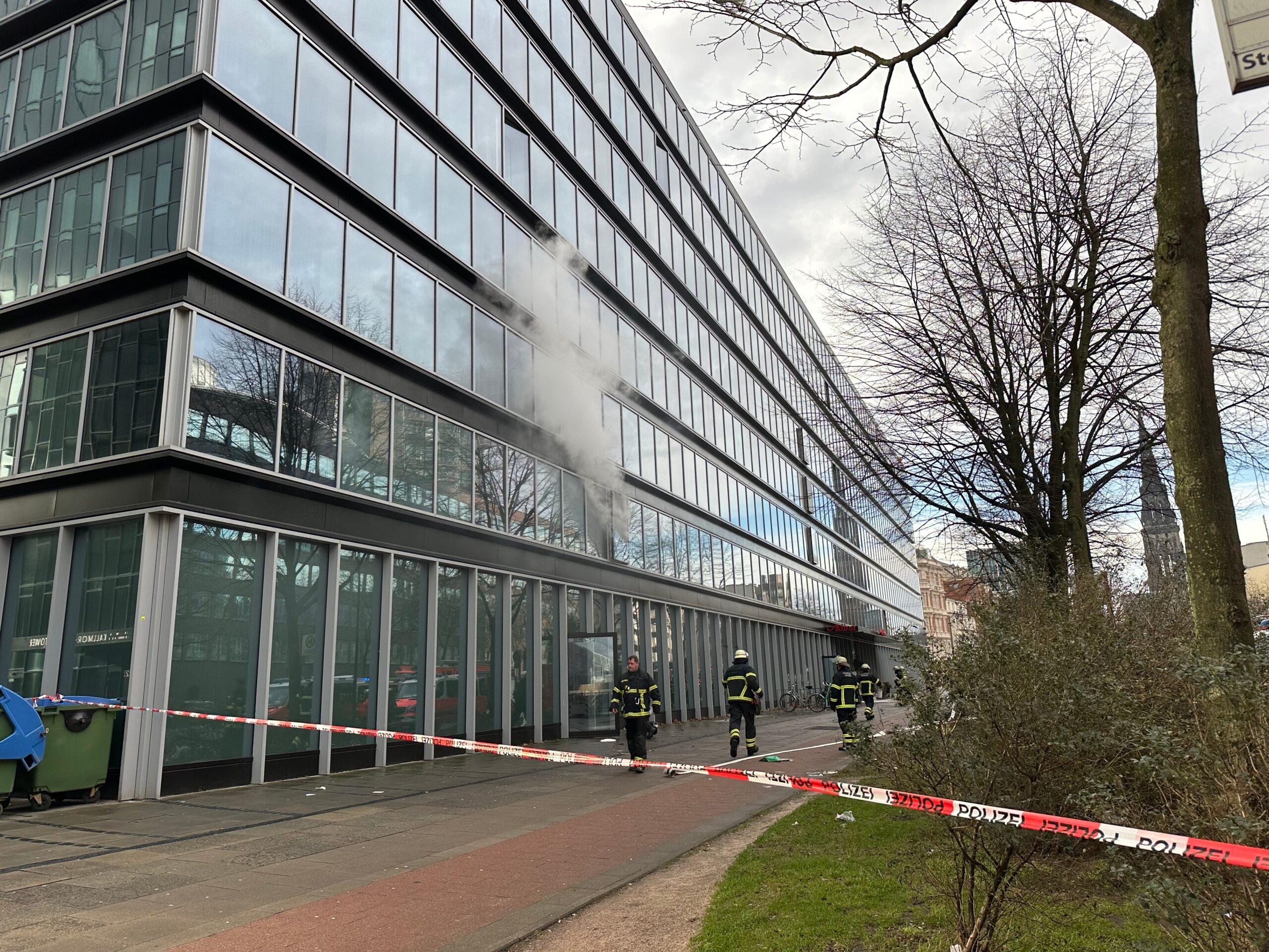 Rauch dringt aus dem Adina Hotel an der Willy-Brandt-Straße.