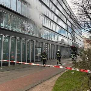 Rauch dringt aus dem Adina Hotel an der Willy-Brandt-Straße.