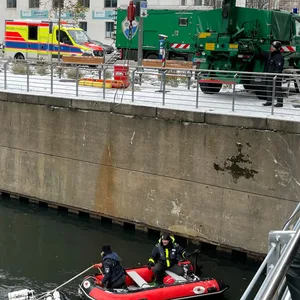 Taucher der Polizei und ein Kran am Sonninkanal an der Nordkanalstraße