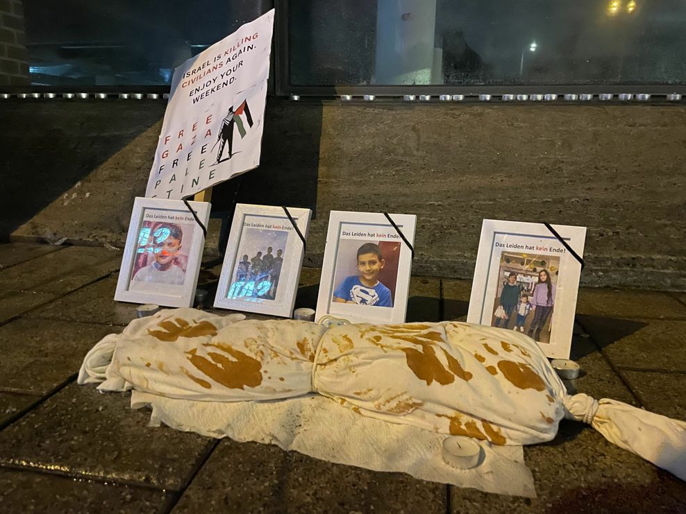 Die auf der Demo gezeigten Fotos sollen offenbar an verstorbene Kinder erinnern.