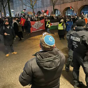 Ein Mitglied der jüdischen Gemeinde stellte sich den Demonstranten entgegen.