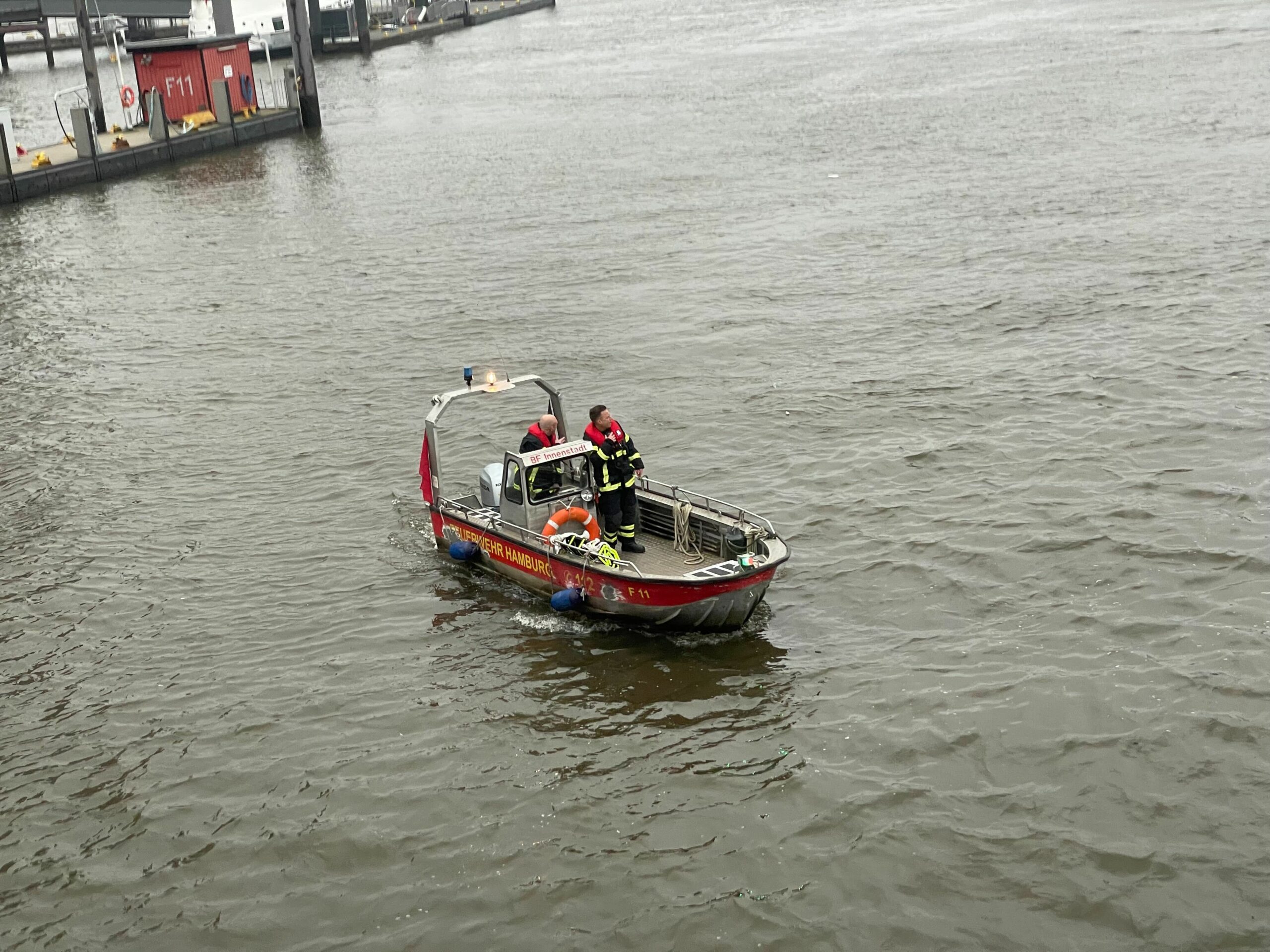 Feuerwehrkräfte suchen in der Elbe nach einer möglicherweise im Wasser gesichteten Person.
