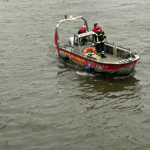 Feuerwehrkräfte suchen in der Elbe nach einer möglicherweise im Wasser gesichteten Person.
