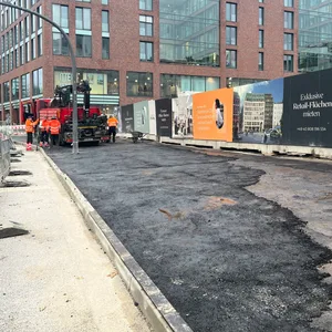 An der Baugrube der abgerissenen Gänsemarkt-Passage wird der Gehweg wieder hergestellt.