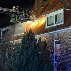 Einsatzkräften an dem brennenden Haus in Mönkeberg
