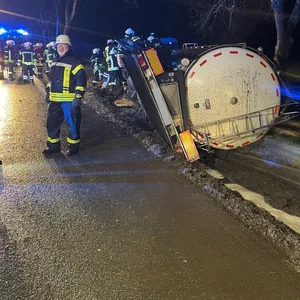 Milchlaster bei Ippensen verunglückt. Fahrer und Kind leicht verletzt in Klinik