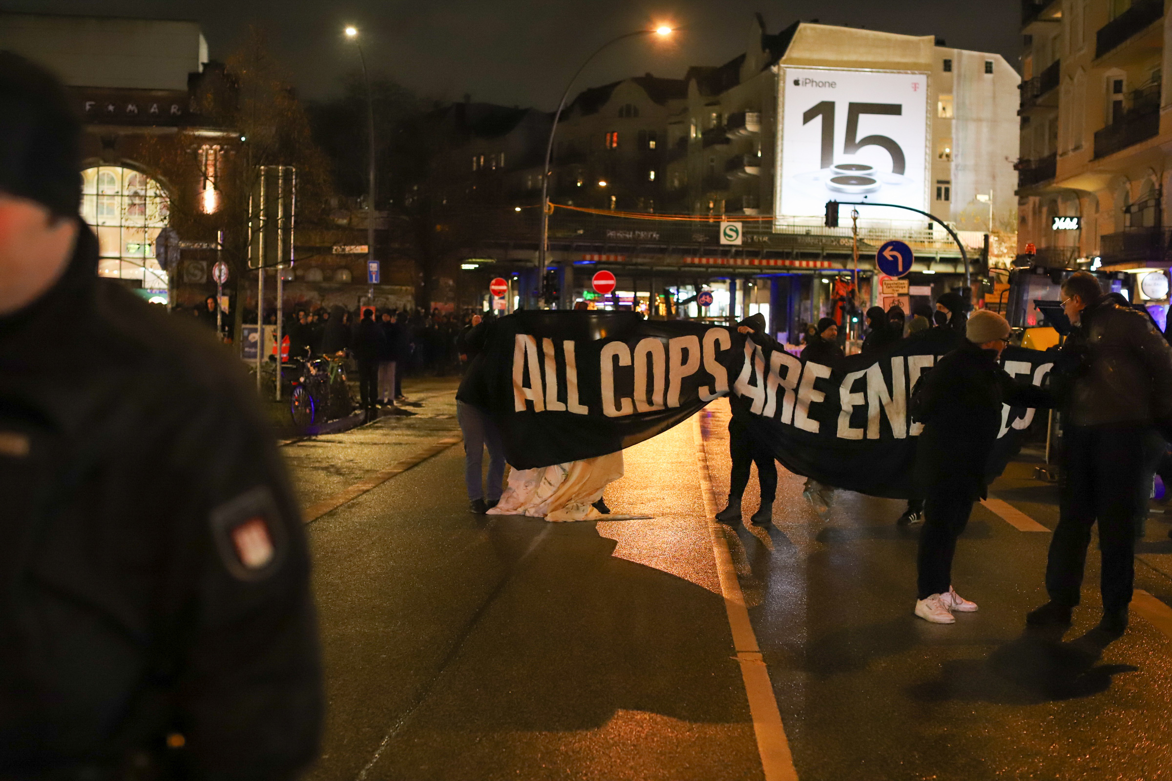 „All Cops Are Enemies“ steht auf einem Banner bei der Demonstration „gegen Polizei und ihre Gewalt“ im Schanzenviertel.