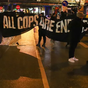 „All Cops Are Enemies“ steht auf einem Banner bei der Demonstration „gegen Polizei und ihre Gewalt“ im Schanzenviertel.