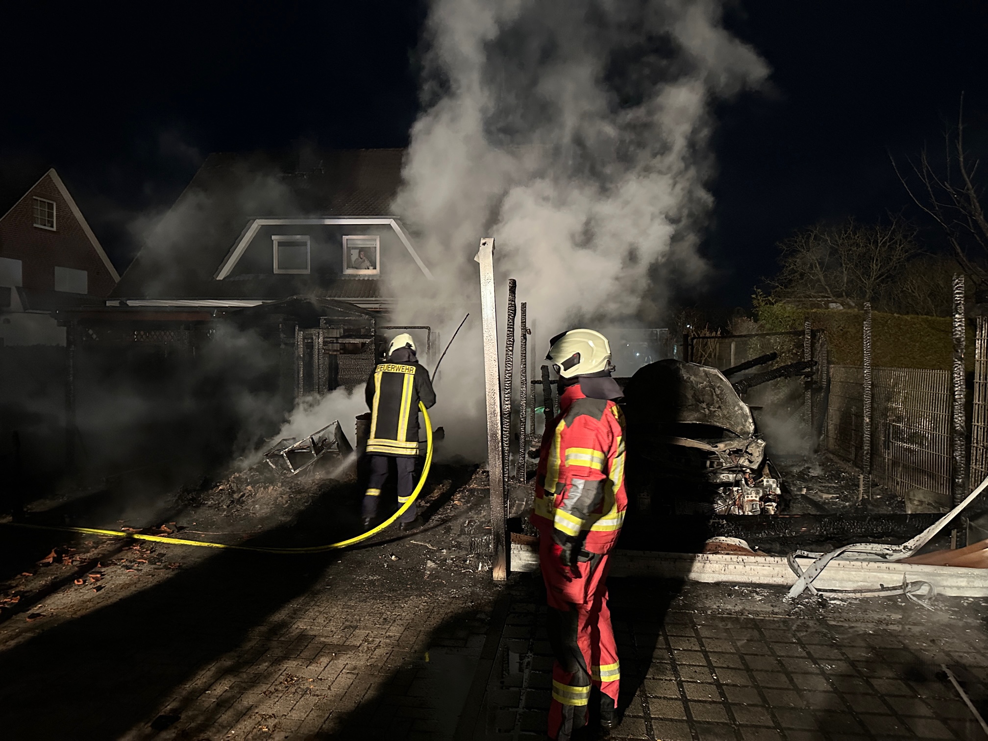 Carport in Wasbek in Flammen – Feuerwehr verhindert Großbrand