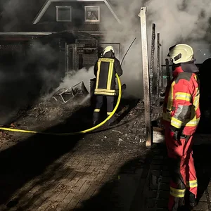 Carport in Wasbek in Flammen – Feuerwehr verhindert Großbrand