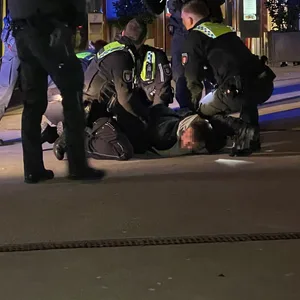 Gleich mehrere Beamte waren nötig, um den alkoholisierten Mann zu überwältigen.