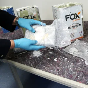 Ein Zollbeamter präsentiert Kokain, das in Frachtcontainern von Paraguay nach Hamburg geschmuggelt wurde.